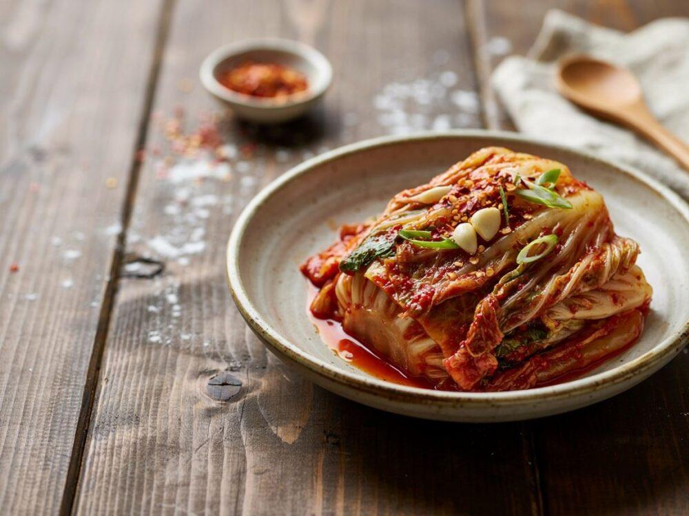 fermentowane kimchi w misce