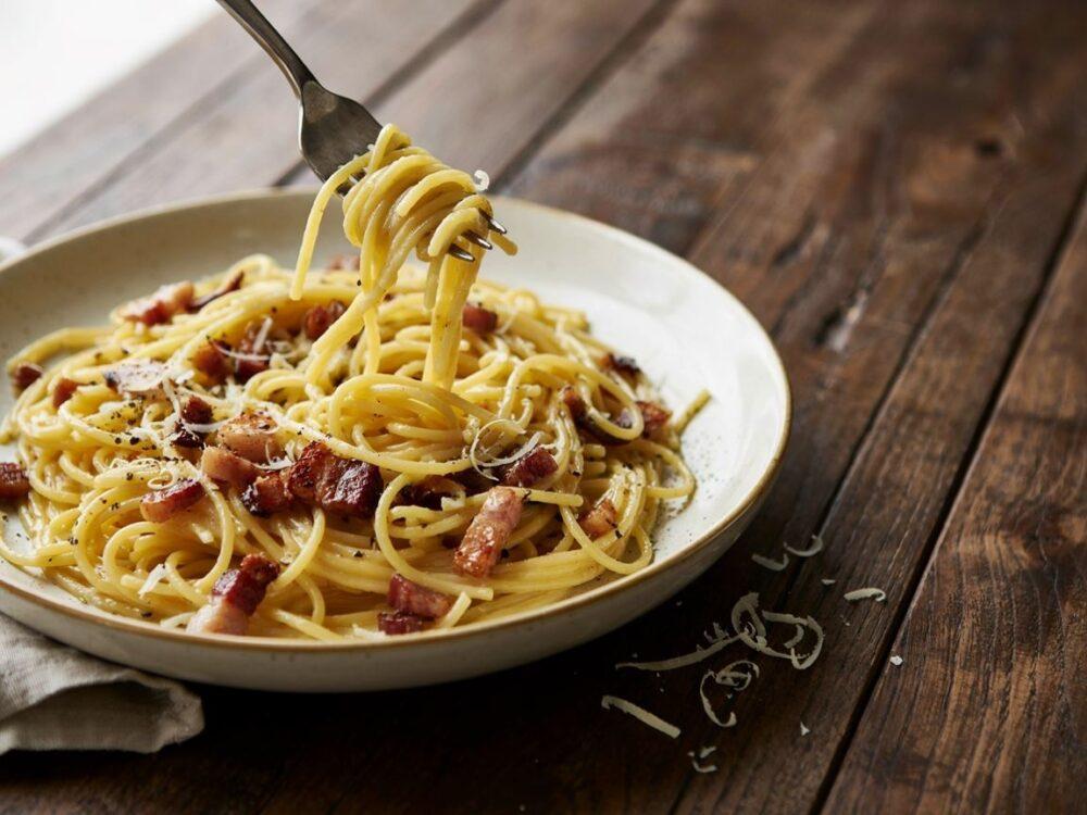 makaron carbonara na talerzu
