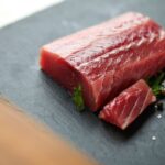 przygotowanie sushi z tuńczykiem  