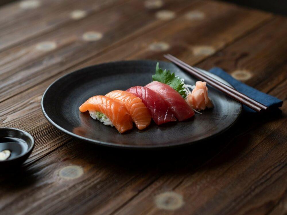 rolki sushi na drewnianej desce