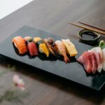 rolki sushi na talerzu  