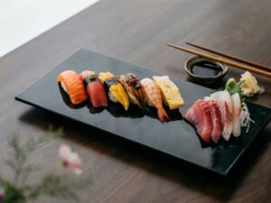 rolki sushi na talerzu