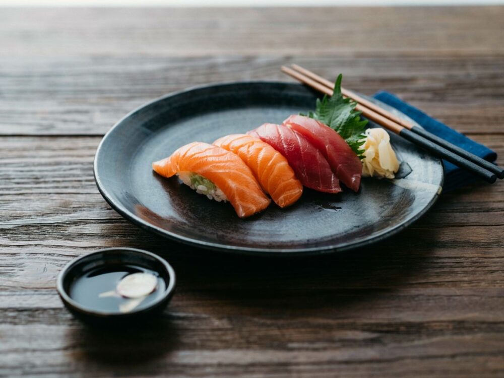 ryż i surowa ryba do sushi