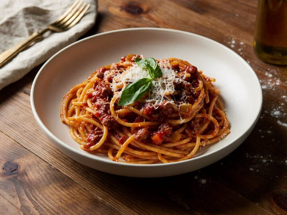 spaghetti bolognese na talerzu