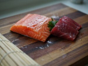 sushi z surową rybą i ryżem