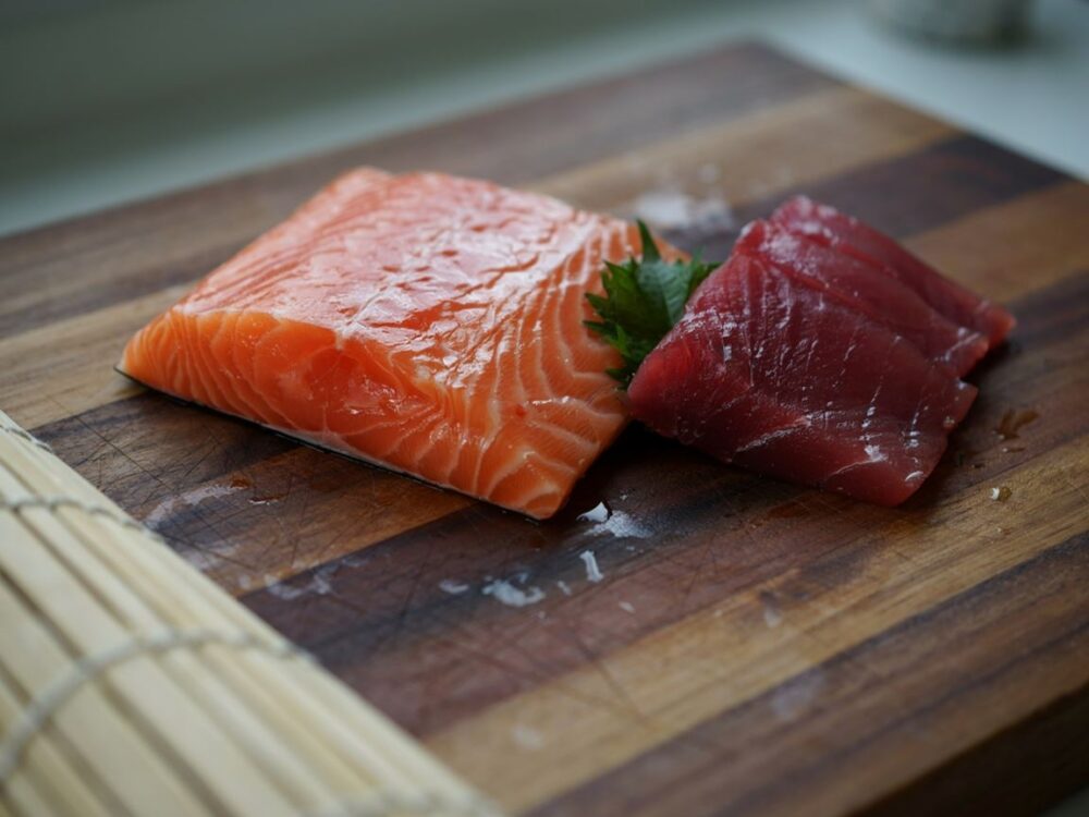 sushi z surową rybą i ryżem